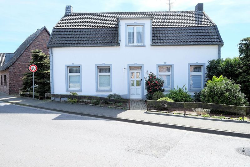 Freistehendes Einfamilienhaus mit großem Grundstück – Baujahr ca. 1900